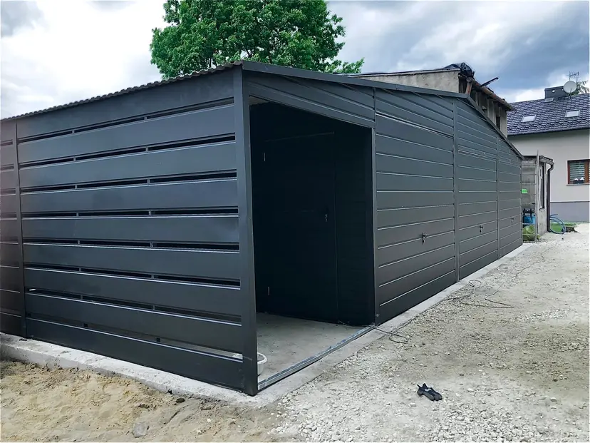 szary garaż blaszany