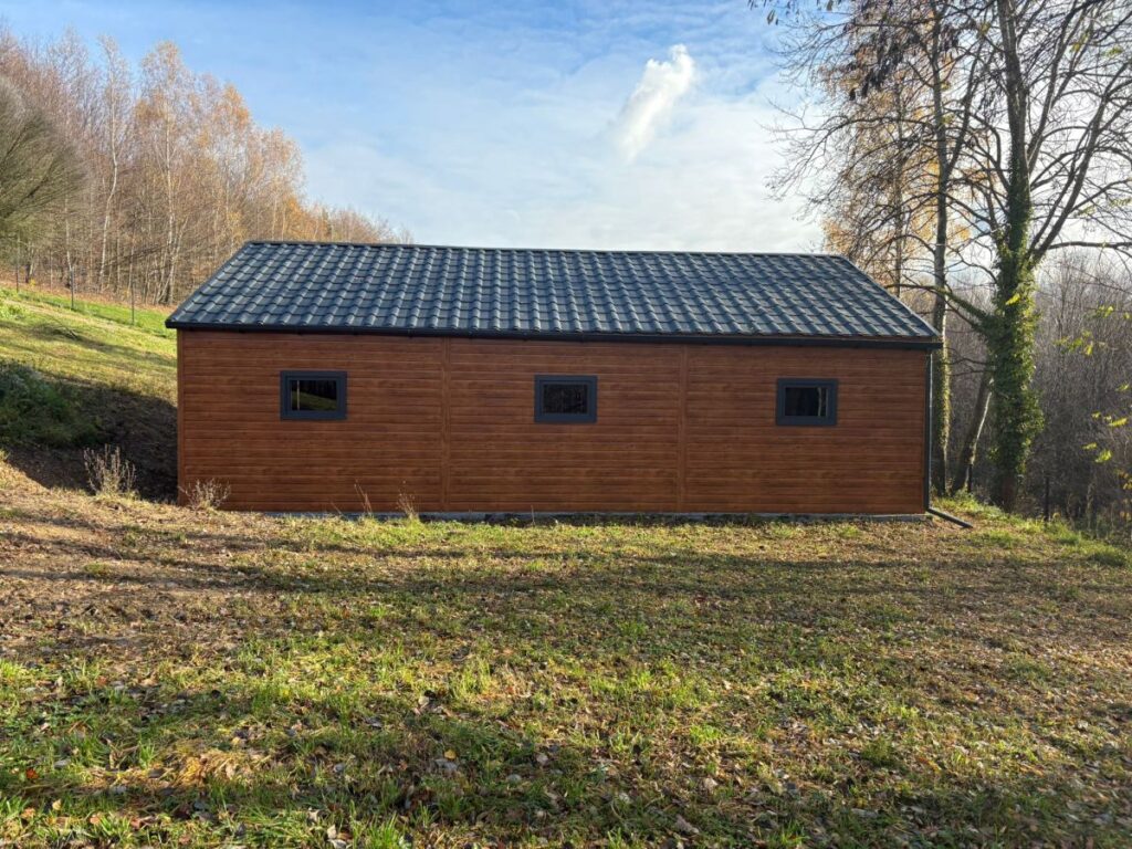 garaż drewnopodobny