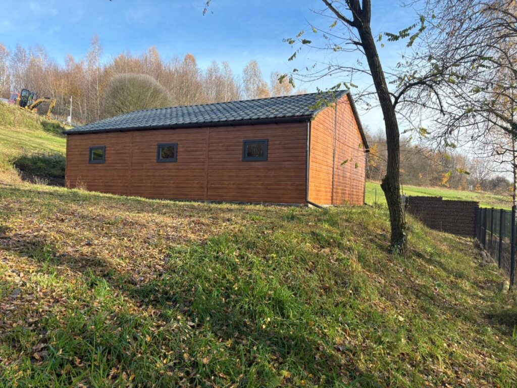 garaż drewnopodobny