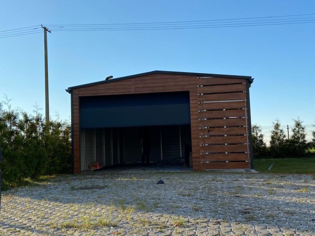 garaż drewnopodobny