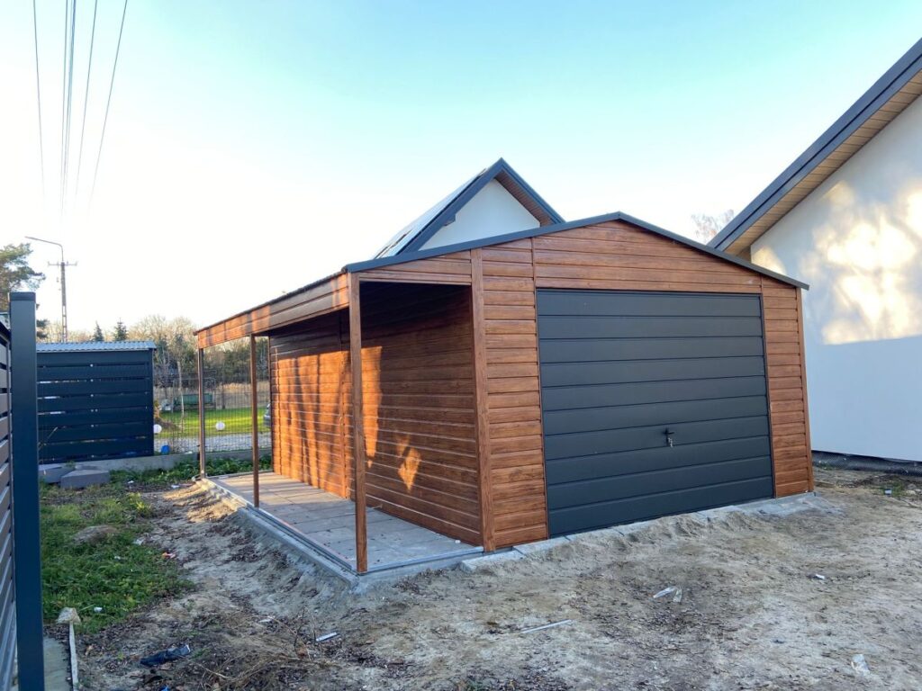 garaż drewnopodobny z wiatą