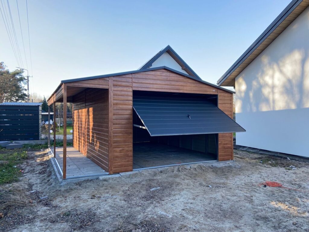 garaż drewnopodobny z wiatą