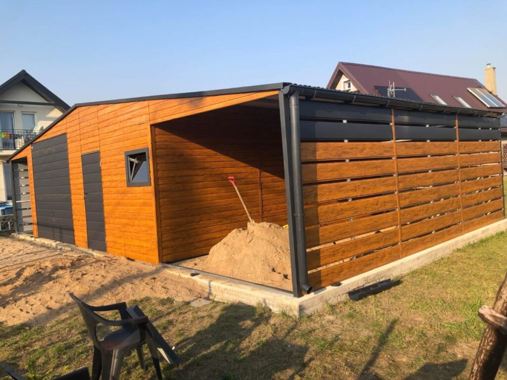 garaż drewnopodobny z wiatą