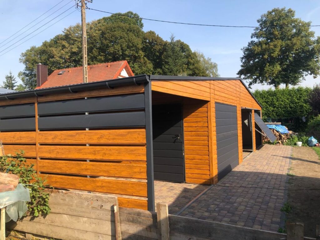 garaż drewnopodobny z wiatą